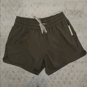 Vuori Clementine Short 4" in sage green | size XS